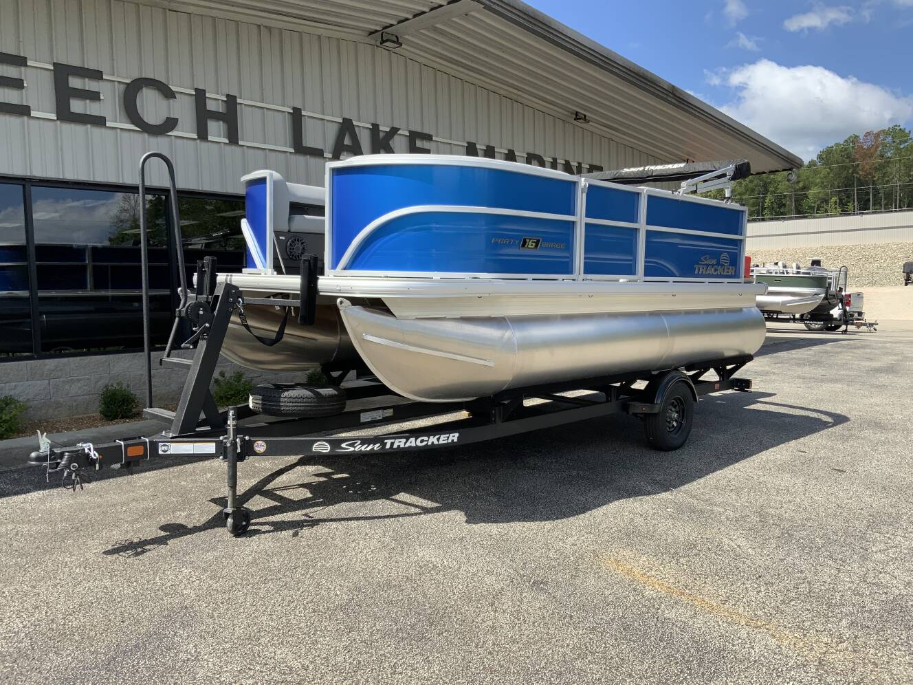 A photo of this 2027 Sun Tracker Party Barge® 16 DLX