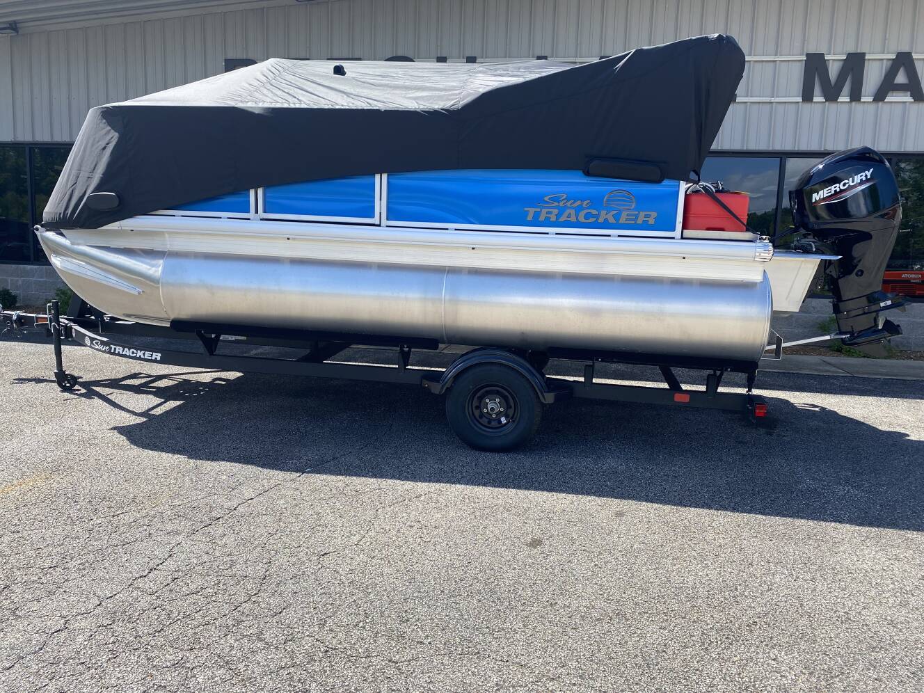 A photo of this 2027 Sun Tracker Party Barge® 16 DLX