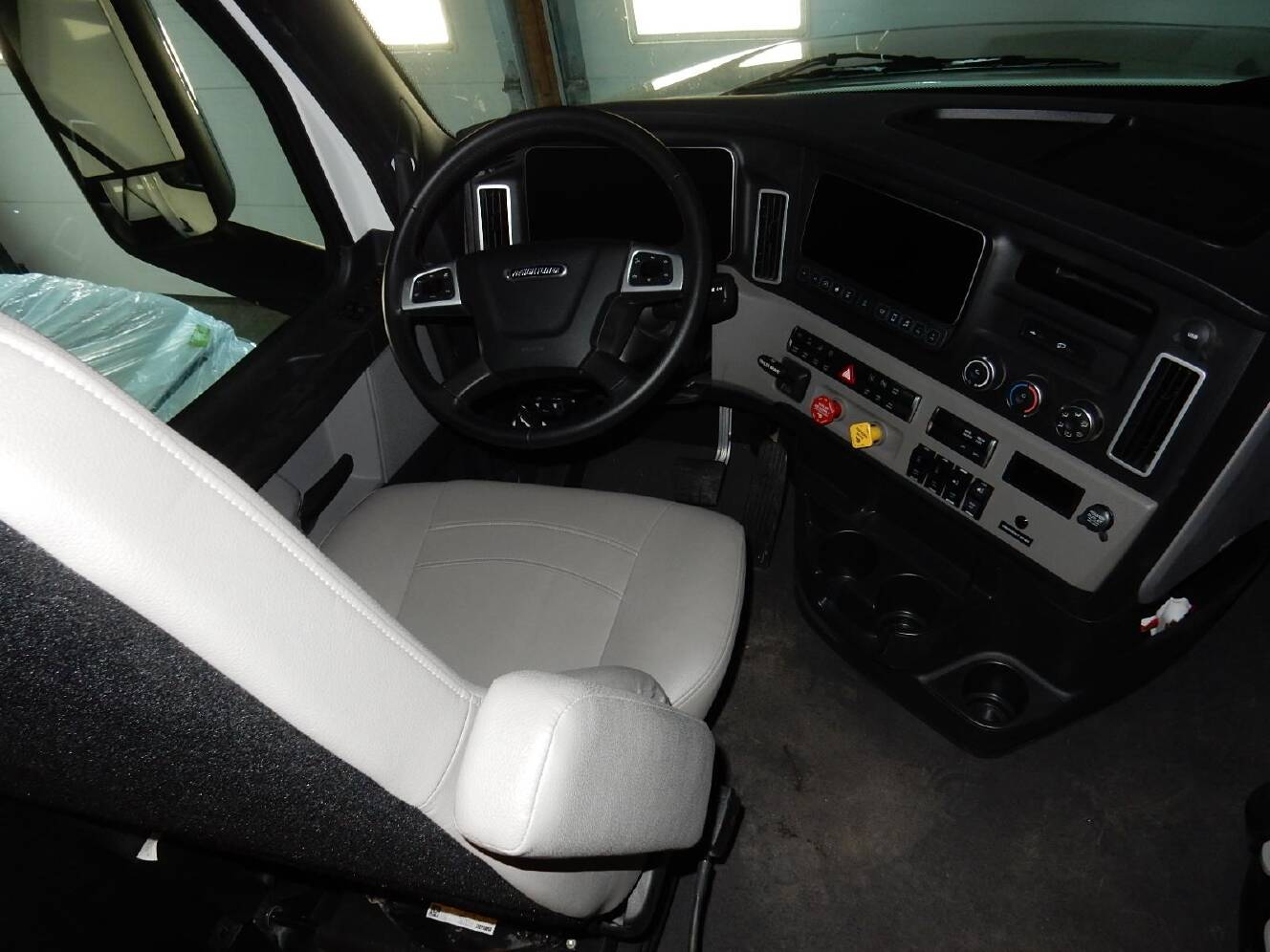 A photo of this 2027 Show Hauler SH1377T1-36
