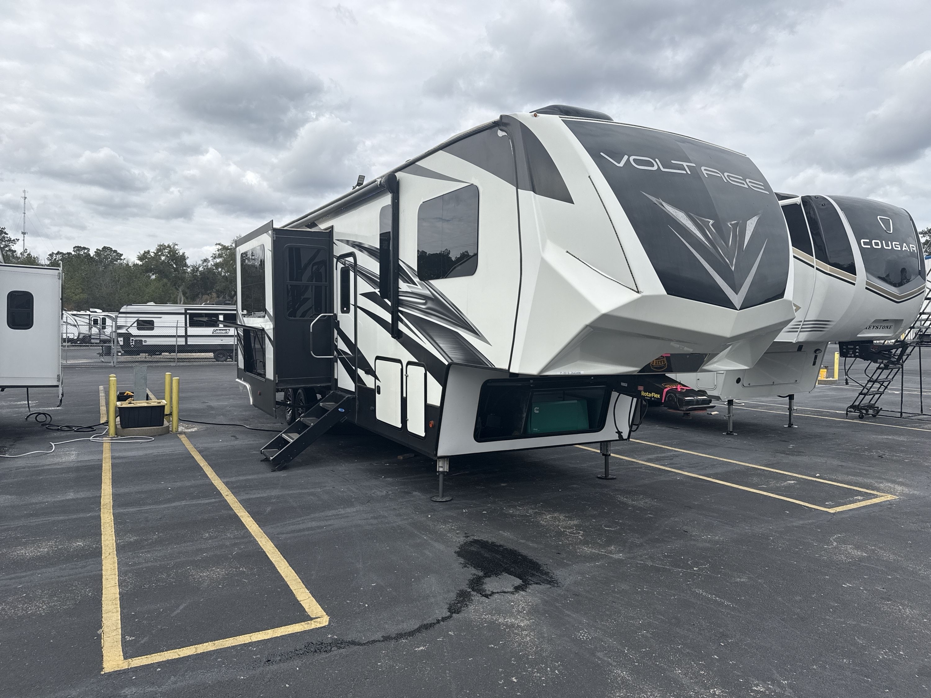 2019 Dutchmen VOLTAGE 3615 in midway FL