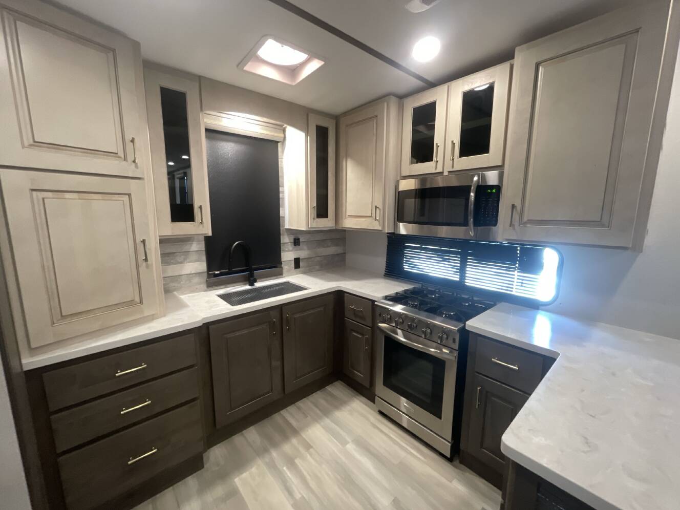 A photo of this 2021 Alliance PARADIGM 372RK