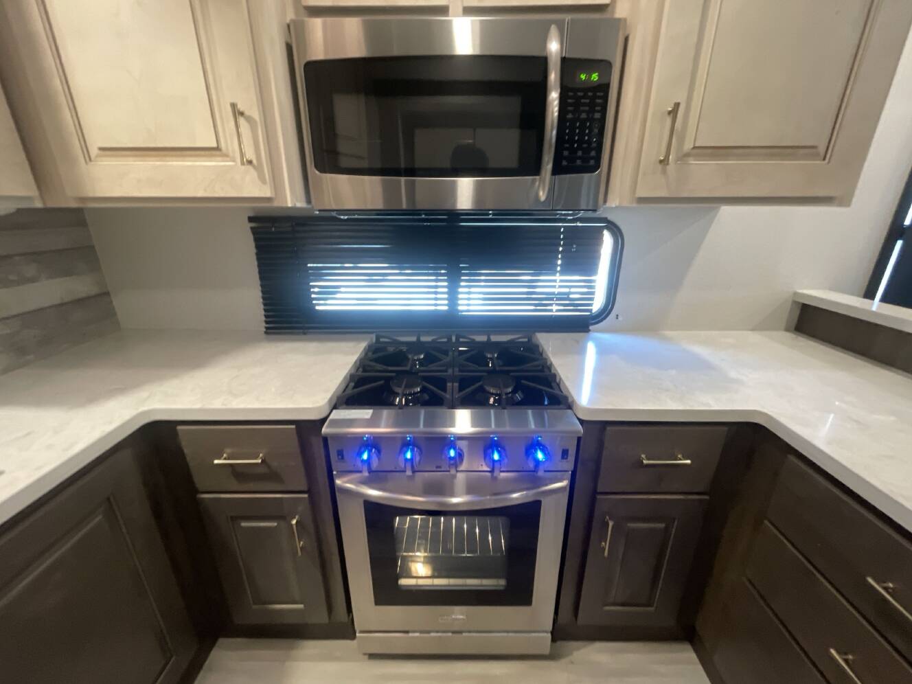 A photo of this 2021 Alliance PARADIGM 372RK
