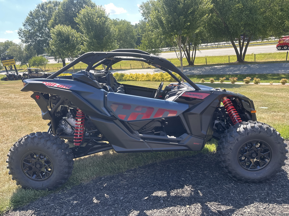 セール価格！新品未使用 STORM !Q Tour Red 15P New 2026 Can-Am Maverick X3 Rs Turbo For Sale in Winston-Salem, NC