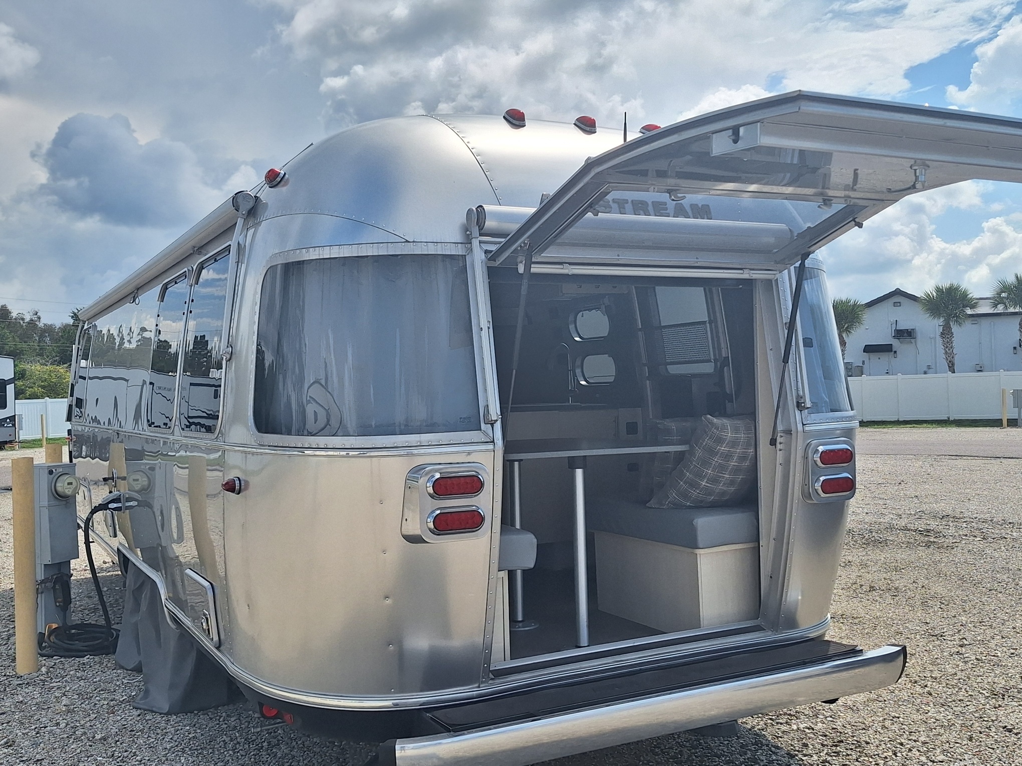 2024 Airstream FLYING CLOUD 27FB TWIN in port charlotte FL