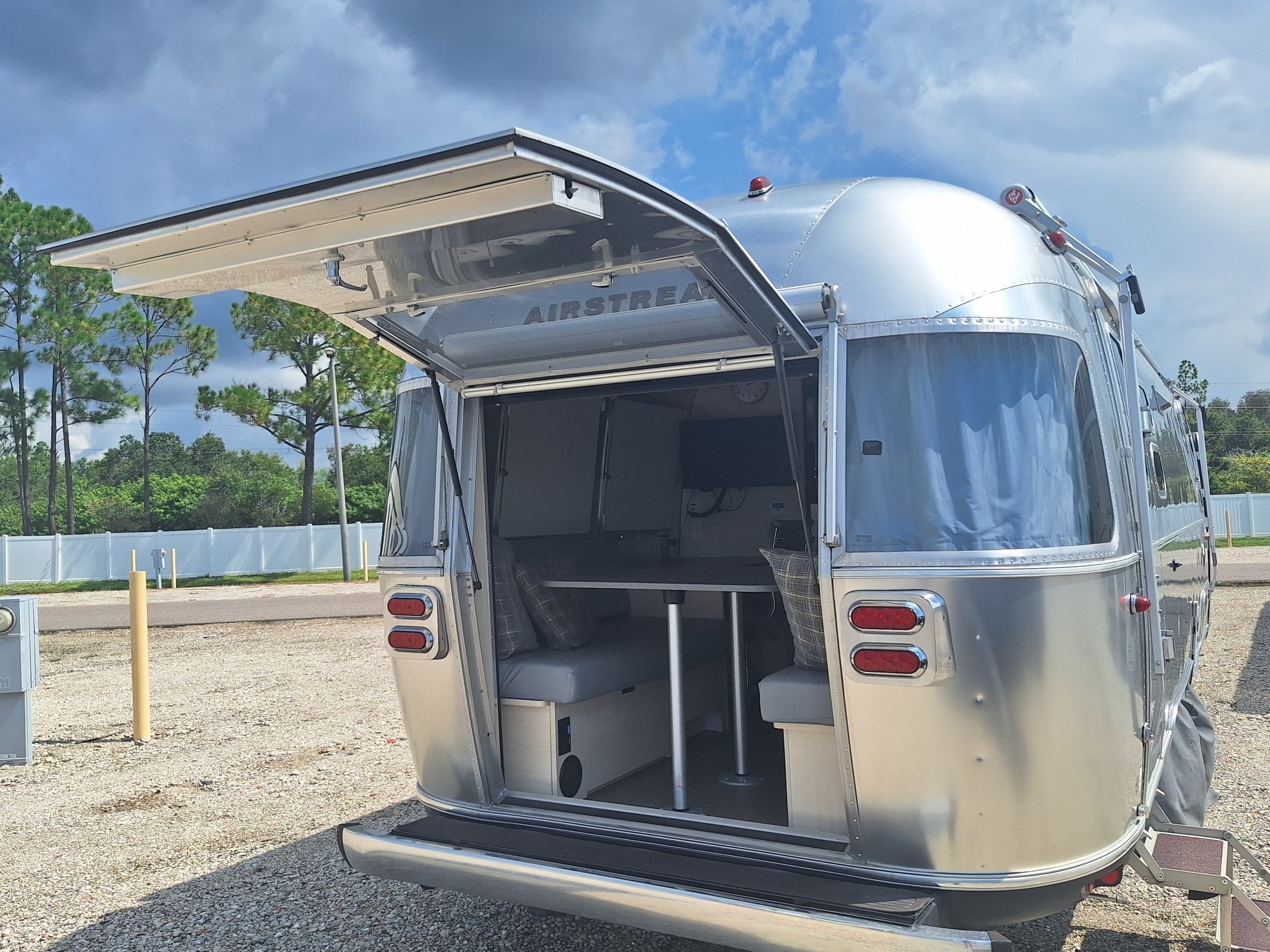 2024 Airstream FLYING CLOUD 27FB TWIN in port charlotte FL