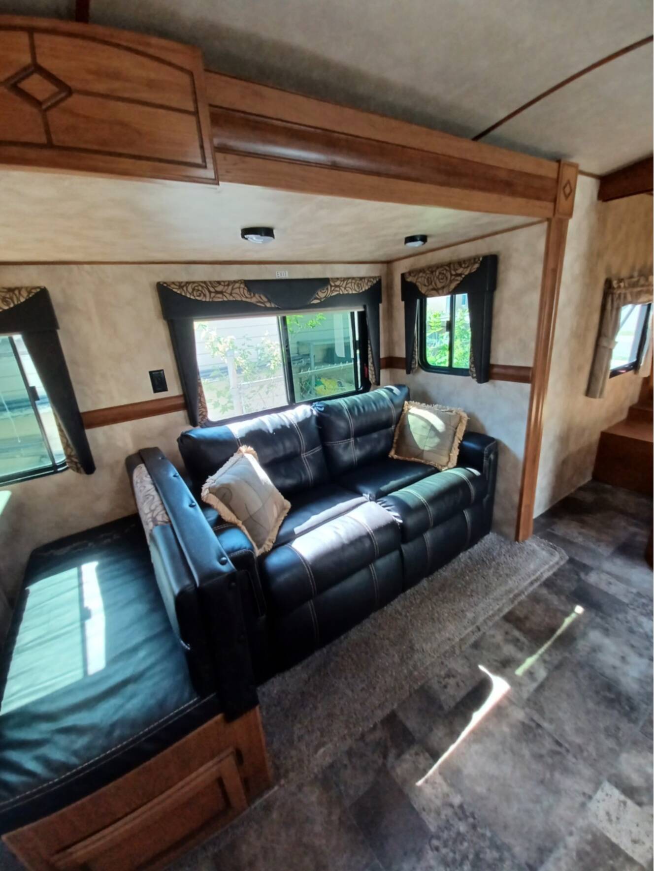 A photo of this 2015 Crossroads SUNSET TRAIL 320BH