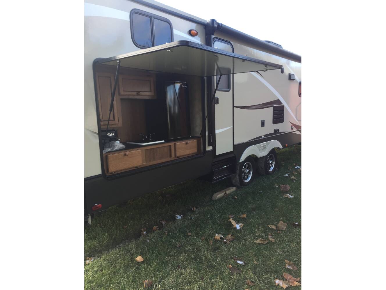 A photo of this 2015 Crossroads SUNSET TRAIL 320BH