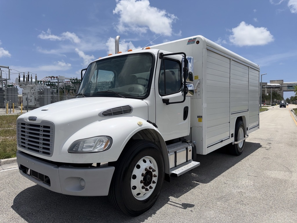 2015 FREIGHTLINER BUSINESS CLASS M2 106 in Miami, FL