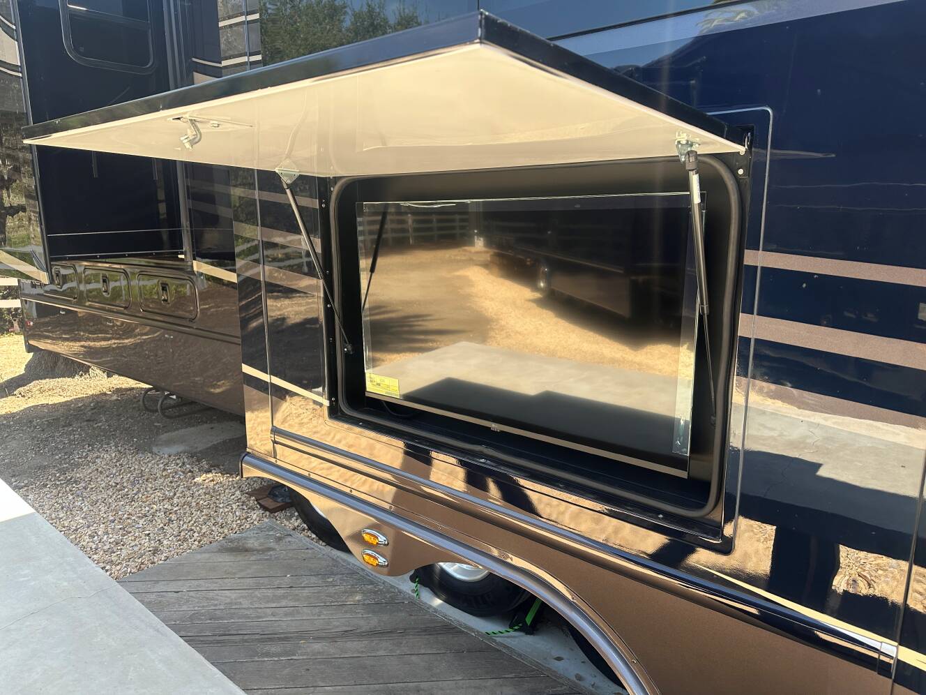 A photo of this 2027 Luxe ELITE 46RKB