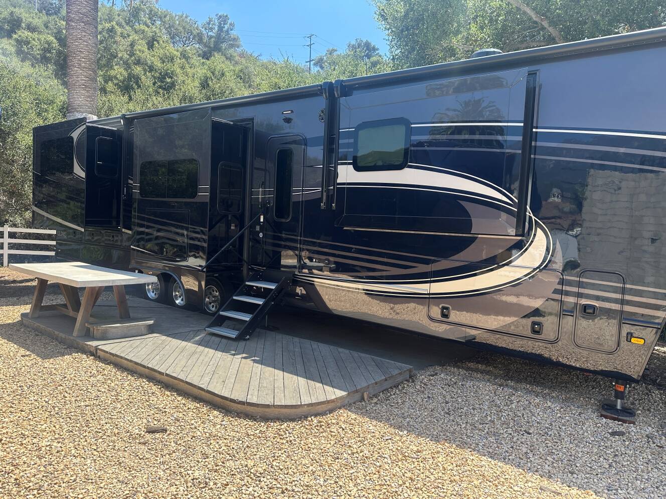 A photo of this 2027 Luxe ELITE 46RKB