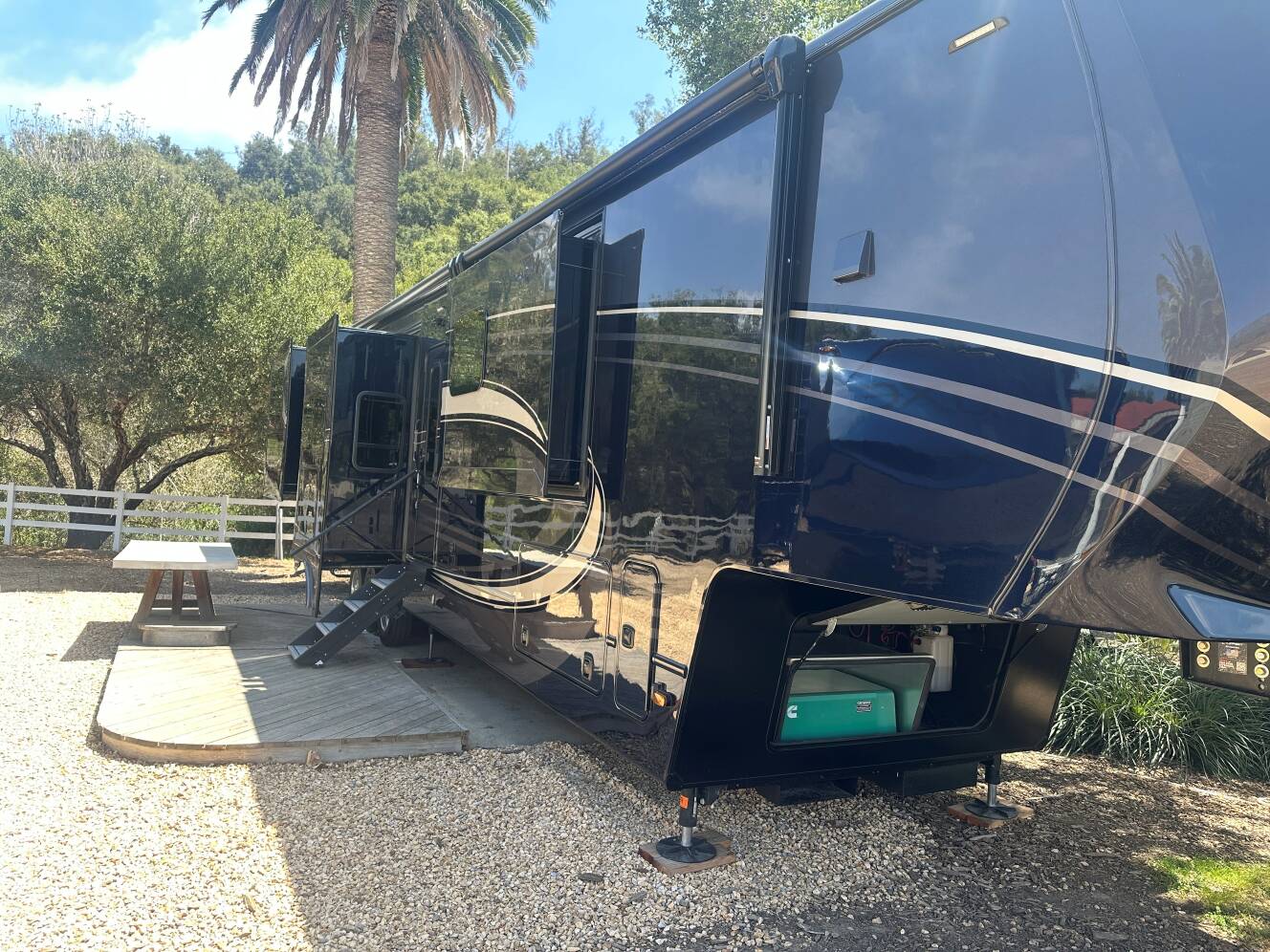 A photo of this 2027 Luxe ELITE 46RKB