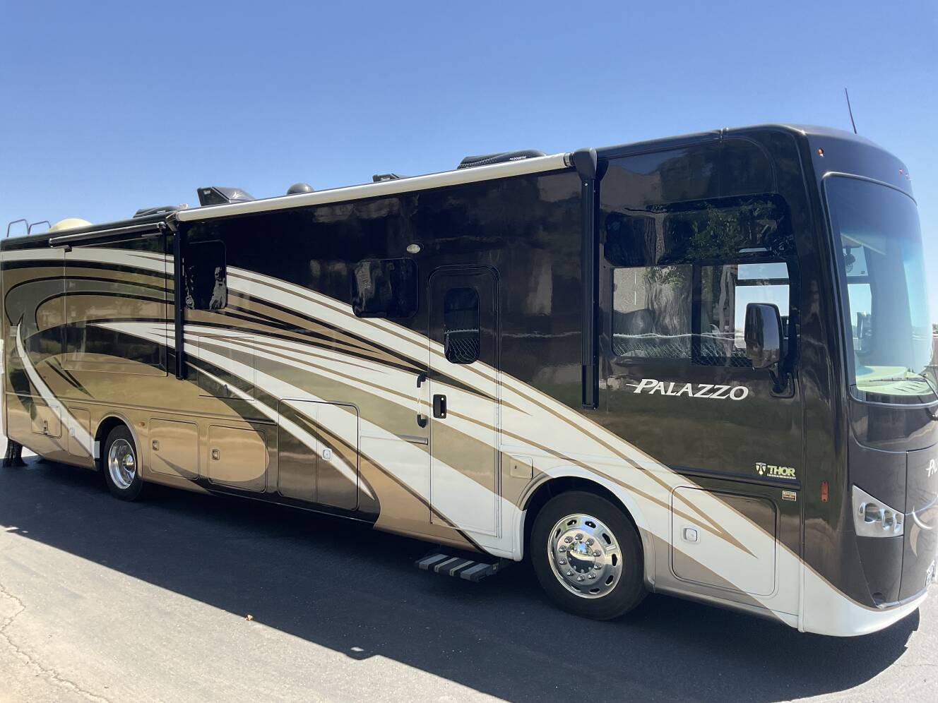 A photo of this 2017 Thor Motor Coach PALAZZO 36 1