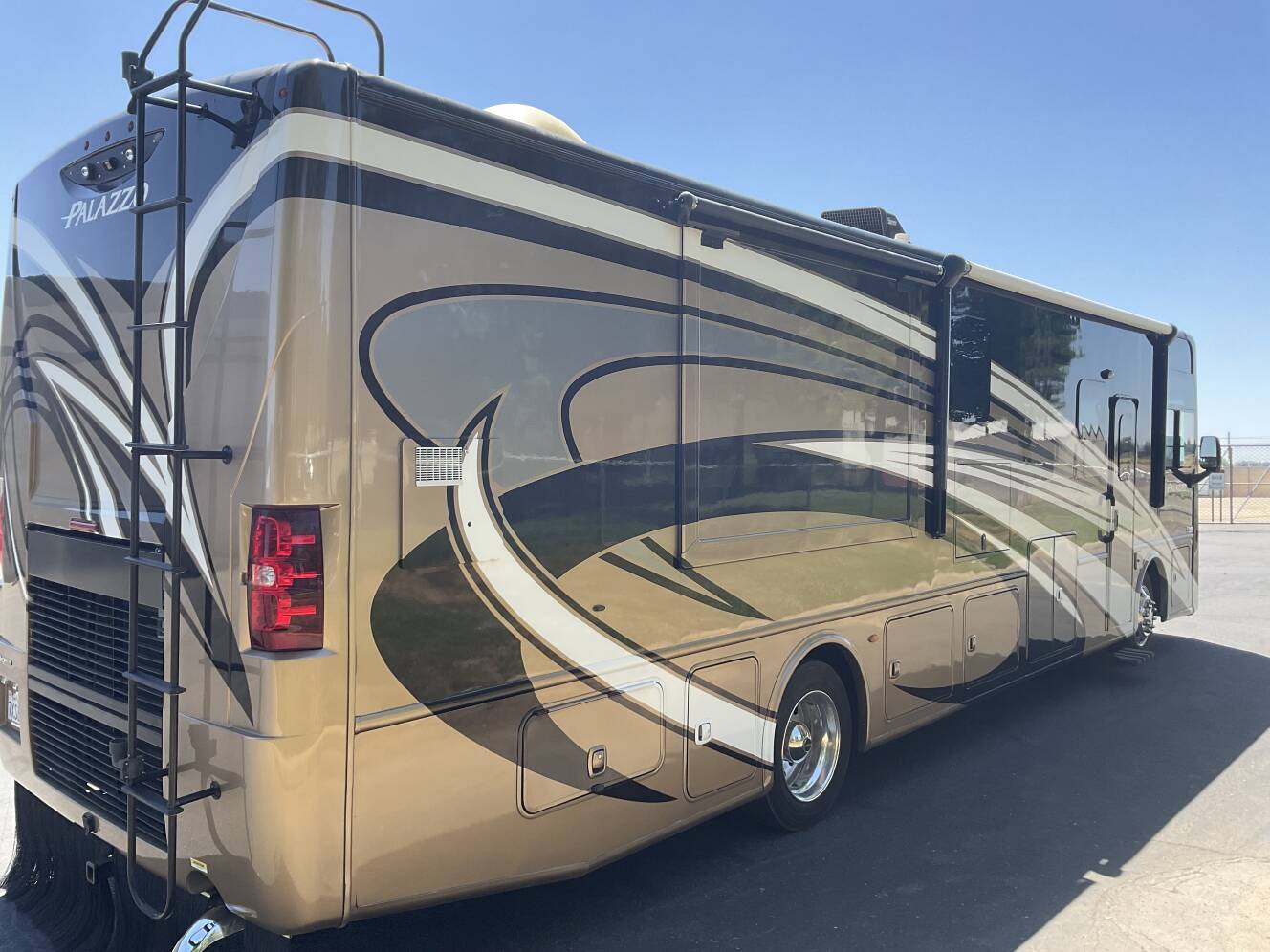 A photo of this 2017 Thor Motor Coach PALAZZO 36 1
