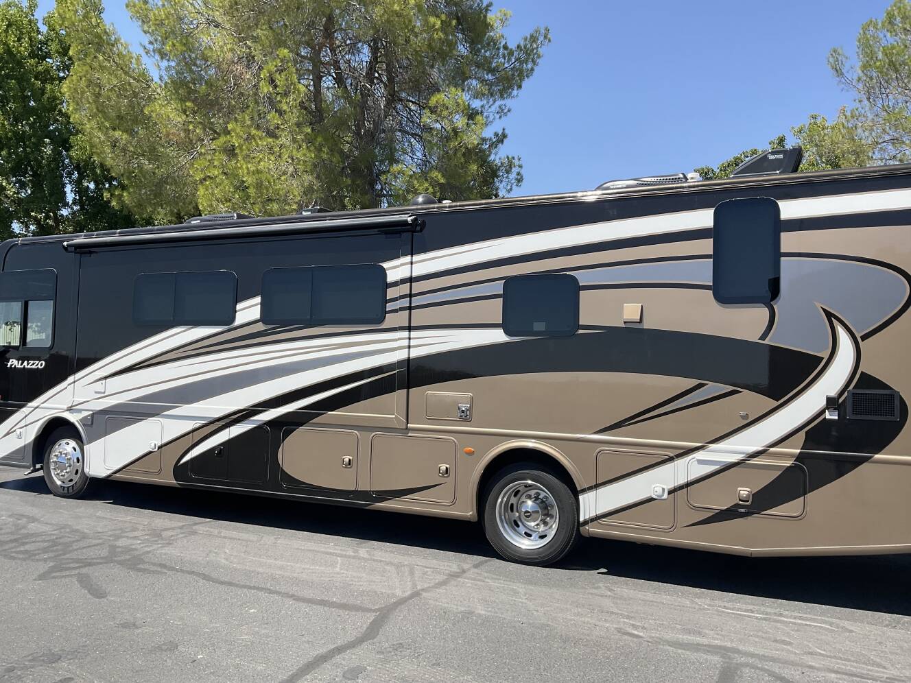 A photo of this 2017 Thor Motor Coach PALAZZO 36 1