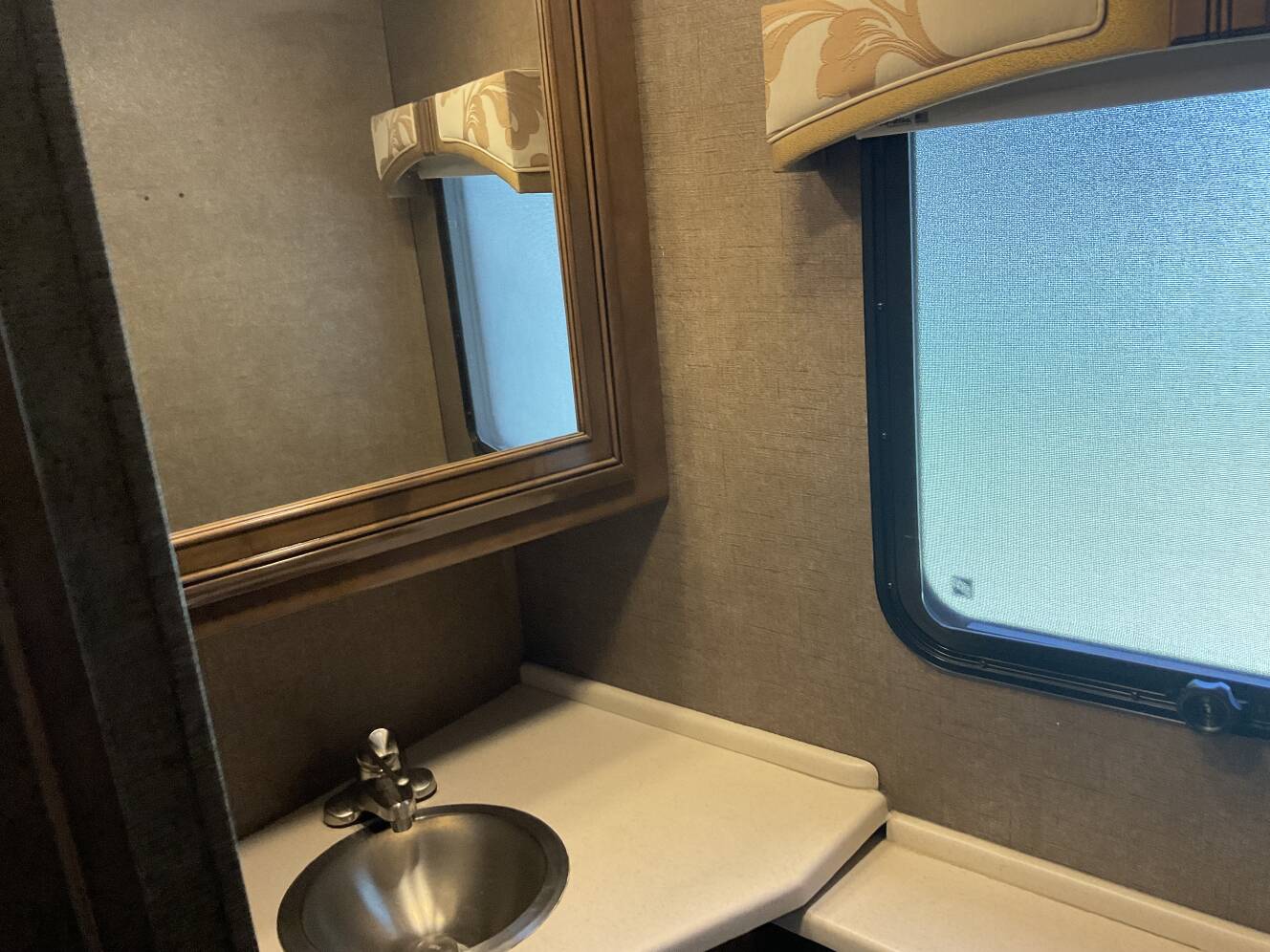 A photo of this 2017 Thor Motor Coach PALAZZO 36 1