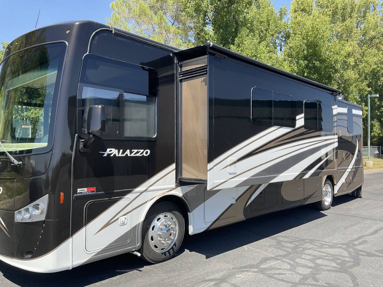A photo of this 2017 Thor Motor Coach PALAZZO 36 1