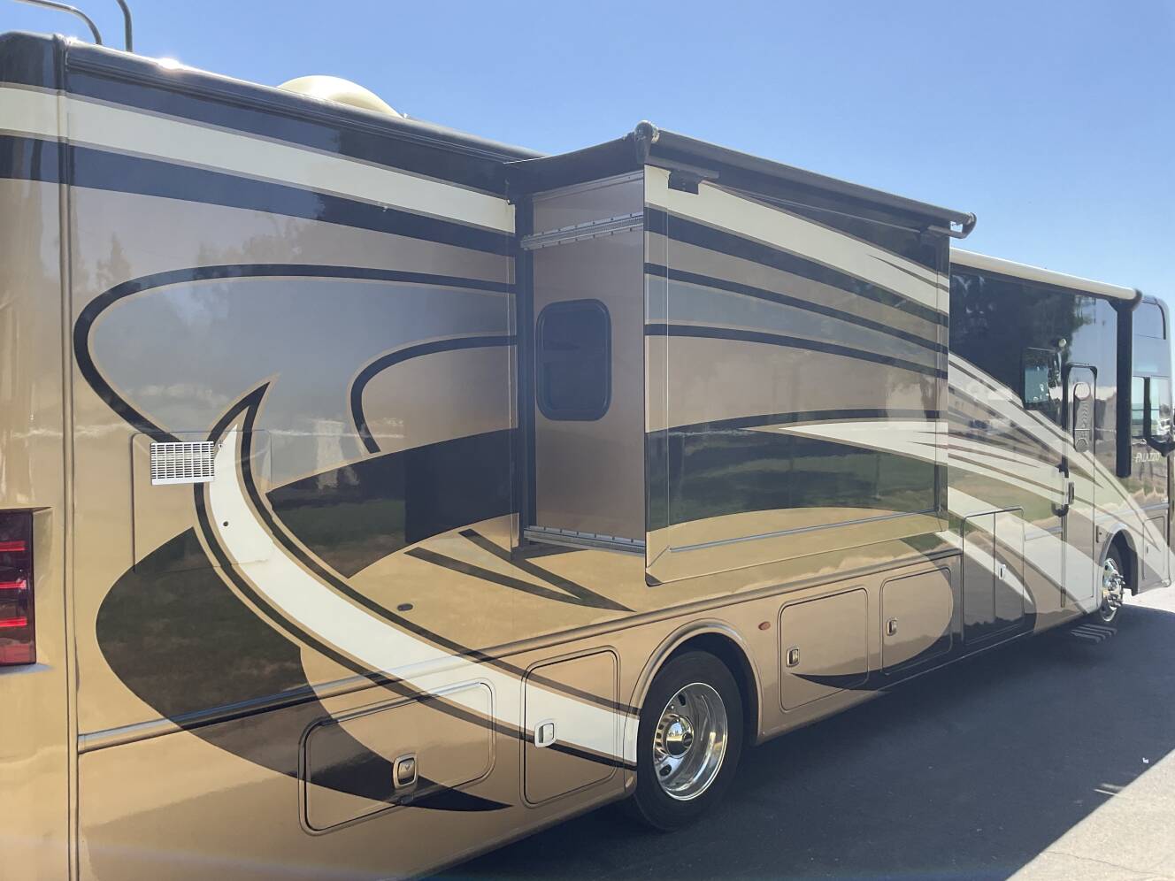 A photo of this 2017 Thor Motor Coach PALAZZO 36 1