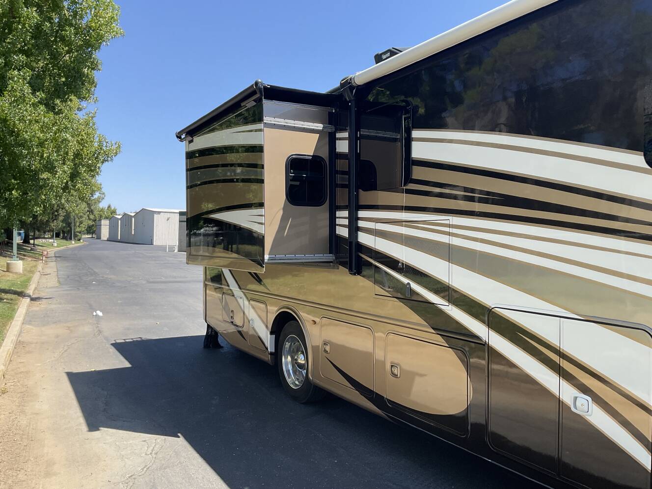 A photo of this 2017 Thor Motor Coach PALAZZO 36 1