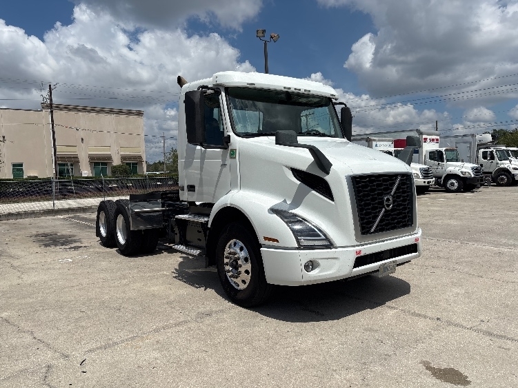 2022 VOLVO VNR62300 in Tampa, FL