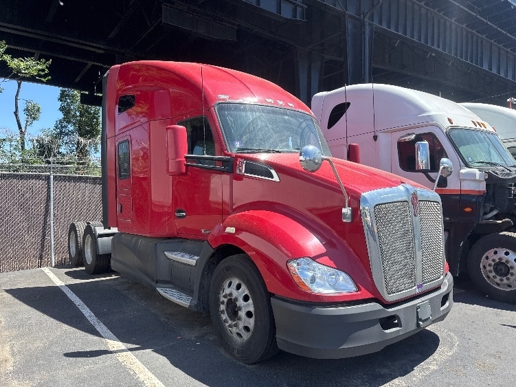2017 KENWORTH T680 in North Bergen, NJ