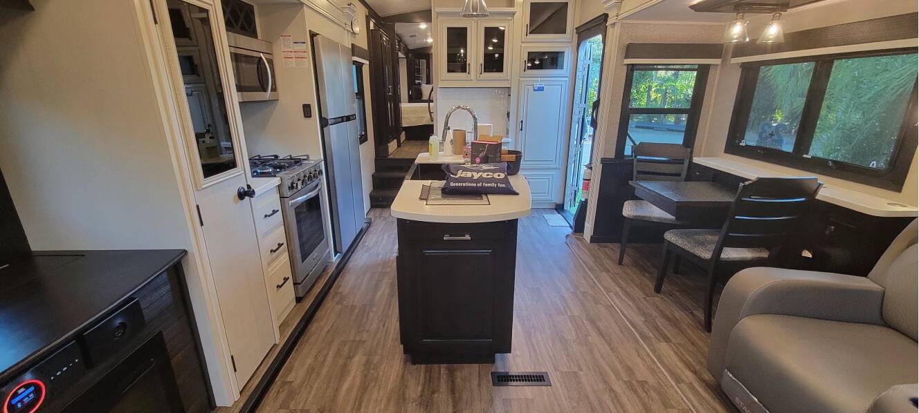 A photo of this 2022 Jayco PINNACLE 36SSWS
