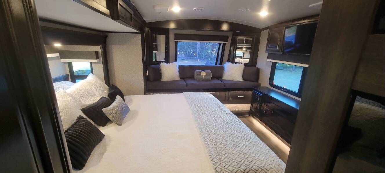 A photo of this 2022 Jayco PINNACLE 36SSWS
