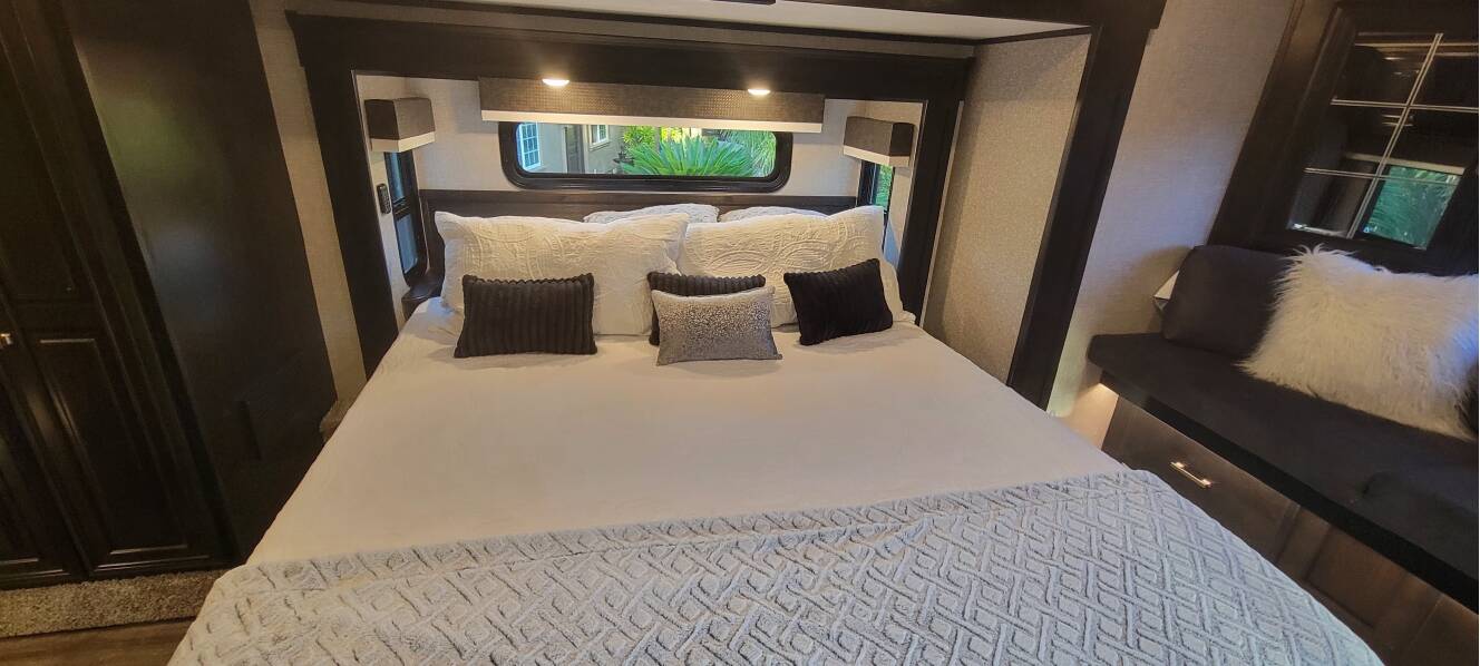 A photo of this 2022 Jayco PINNACLE 36SSWS