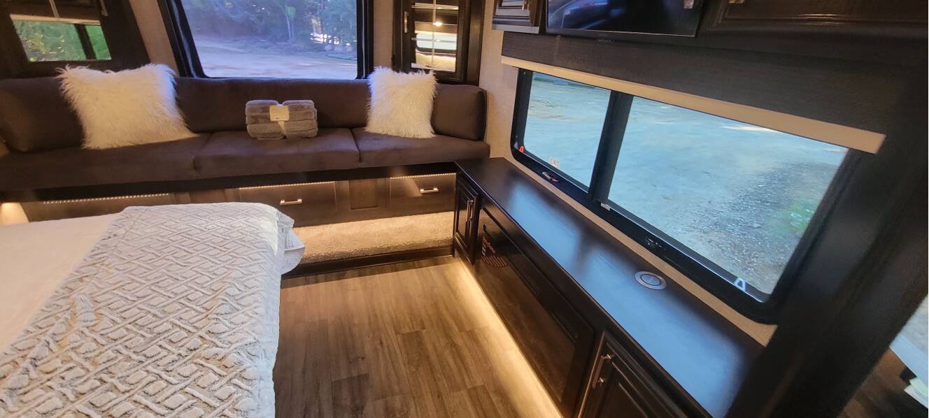 A photo of this 2022 Jayco PINNACLE 36SSWS
