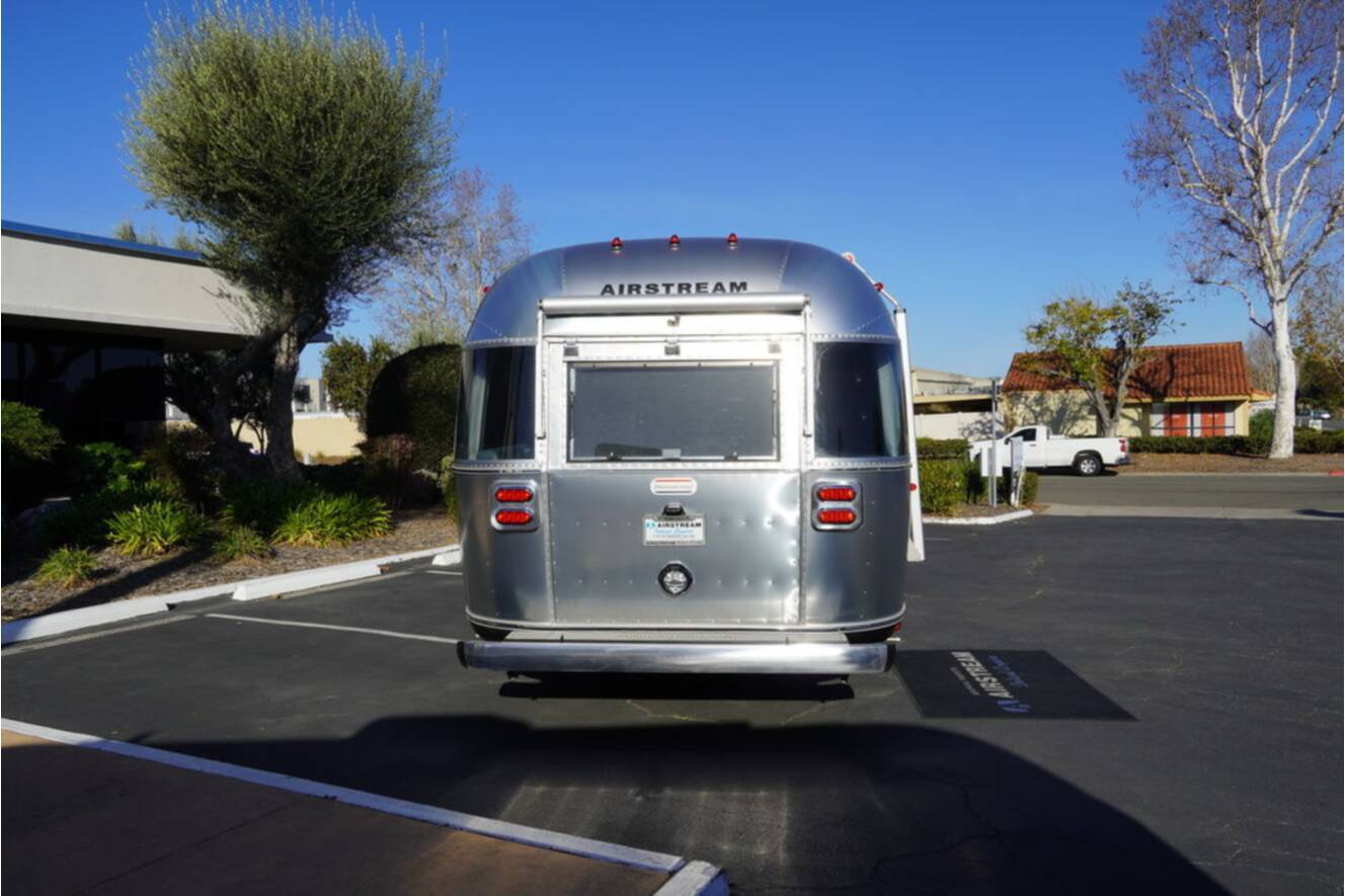 A photo of this 2026 Airstream International 25FBT Hatch