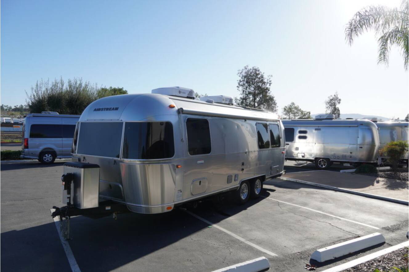 A photo of this 2026 Airstream International 25FBT Hatch