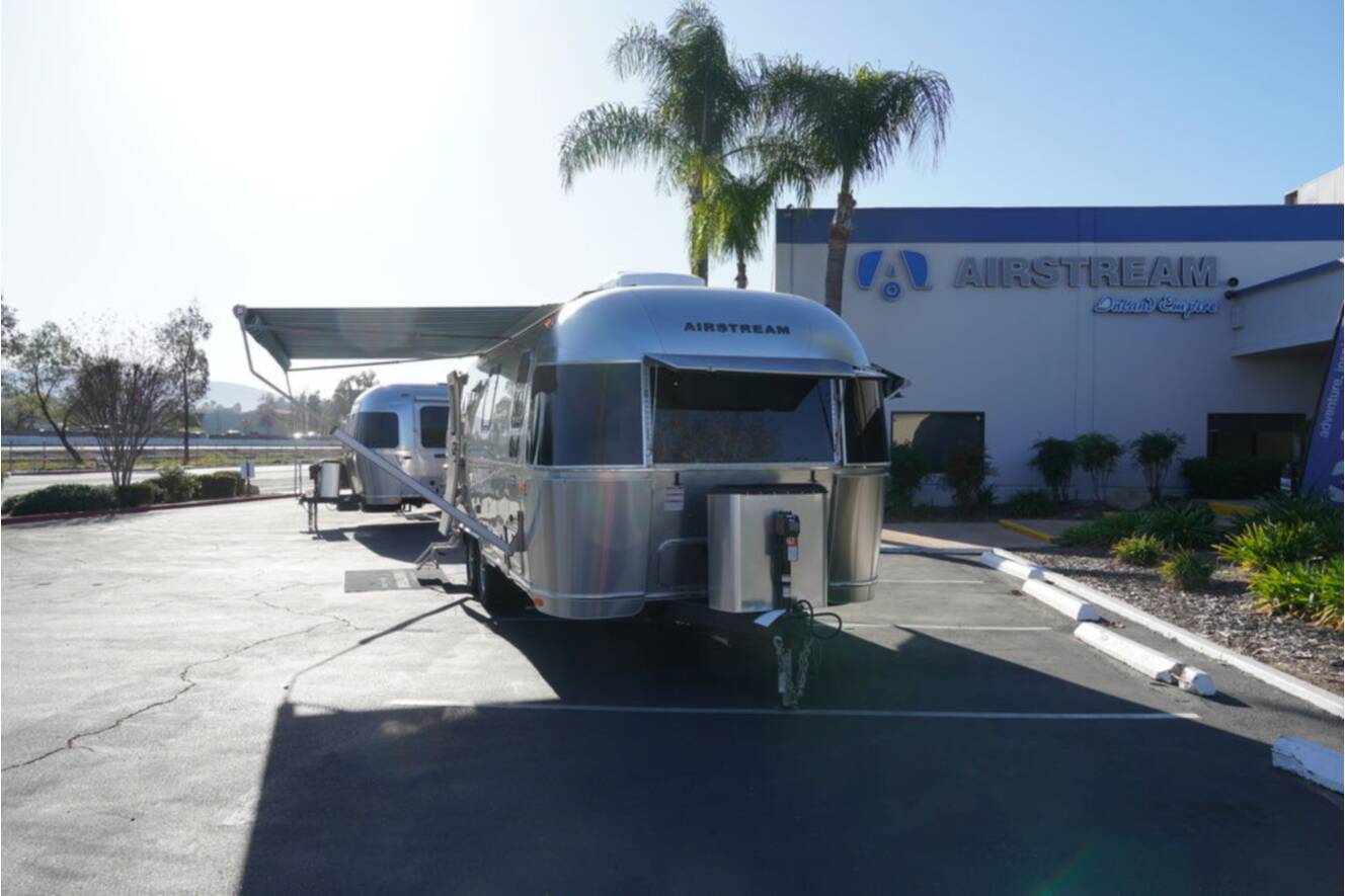 A photo of this 2026 Airstream International 25FBT Hatch