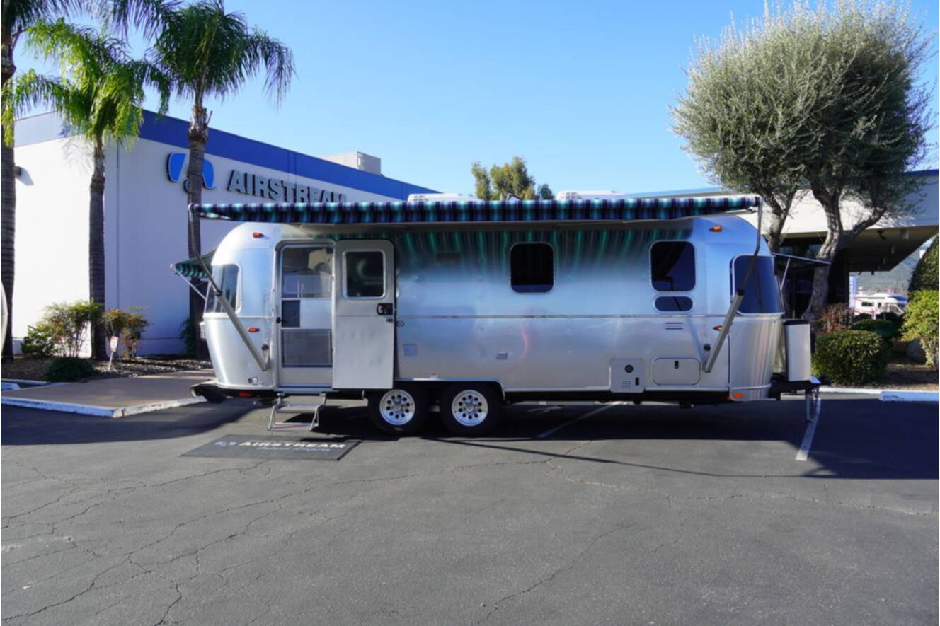 A photo of this 2026 Airstream International 25FBT Hatch