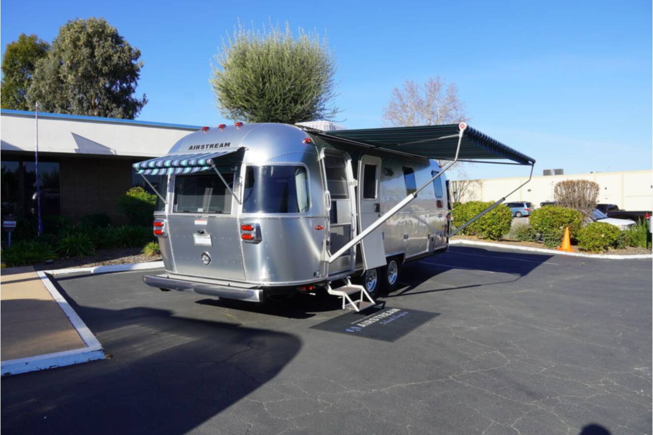 A photo of this 2026 Airstream International 25FBT Hatch