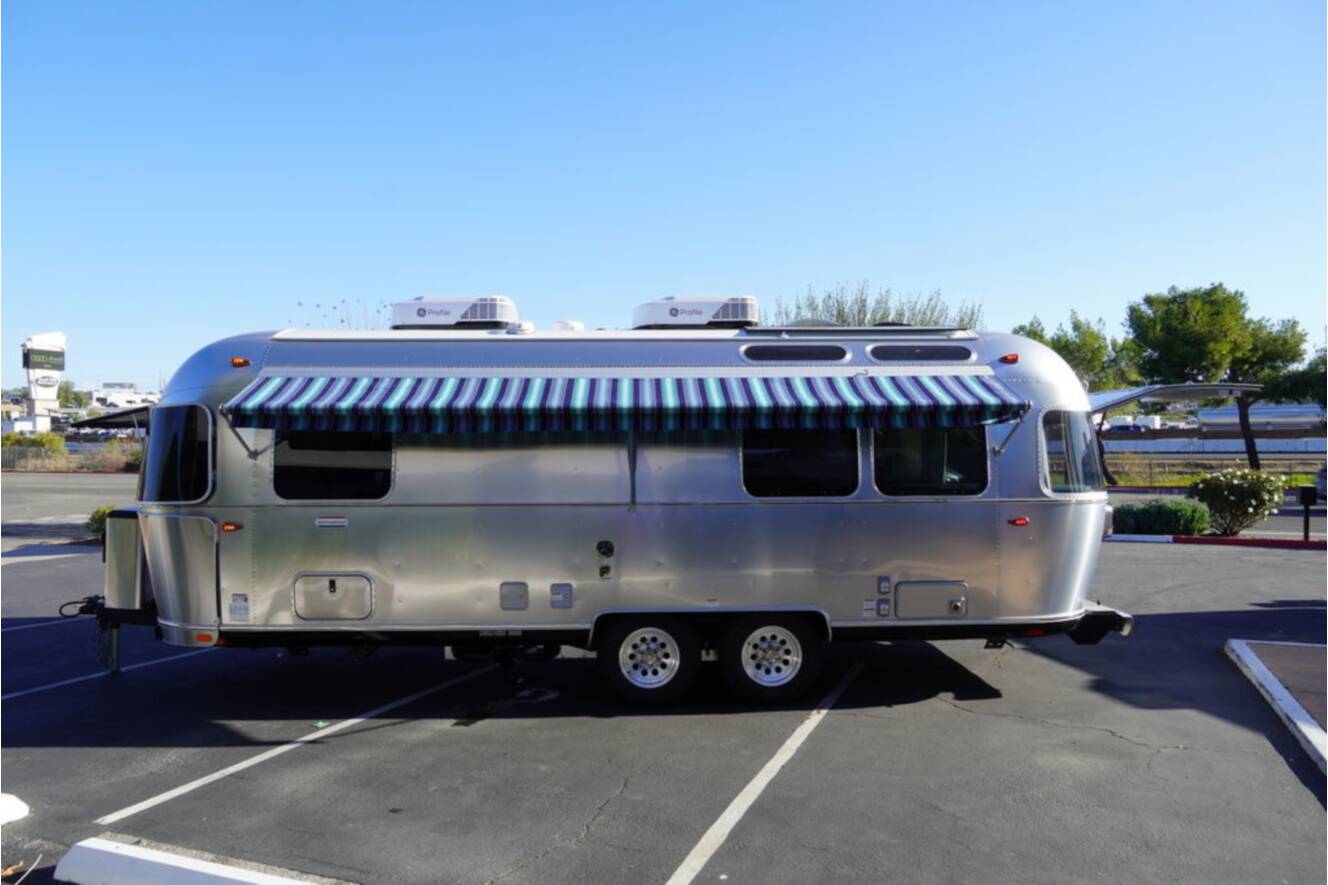 A photo of this 2026 Airstream International 25FBT Hatch