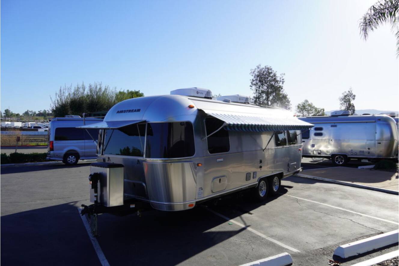 A photo of this 2026 Airstream International 25FBT Hatch