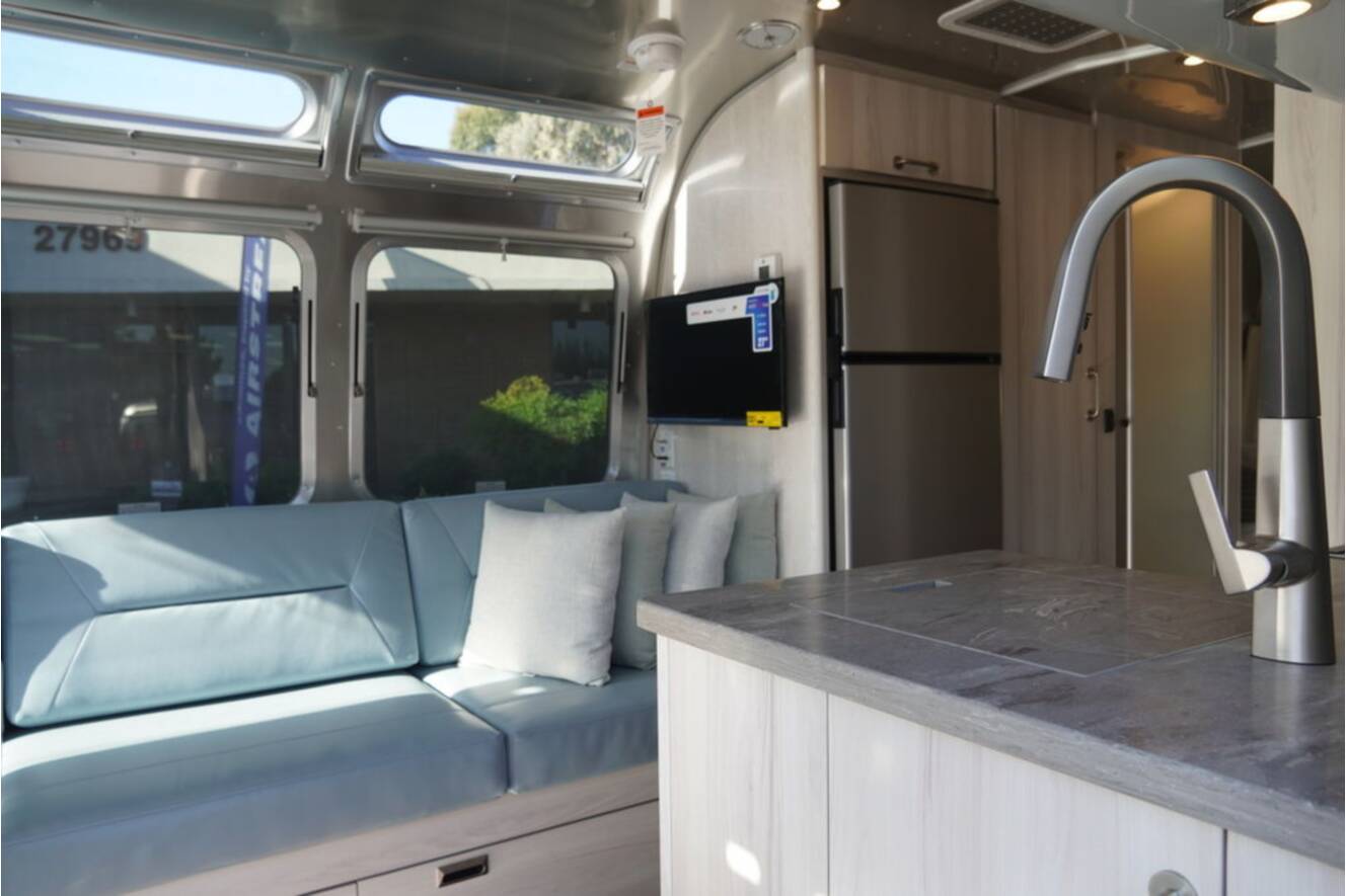 A photo of this 2026 Airstream International 25FBT Hatch