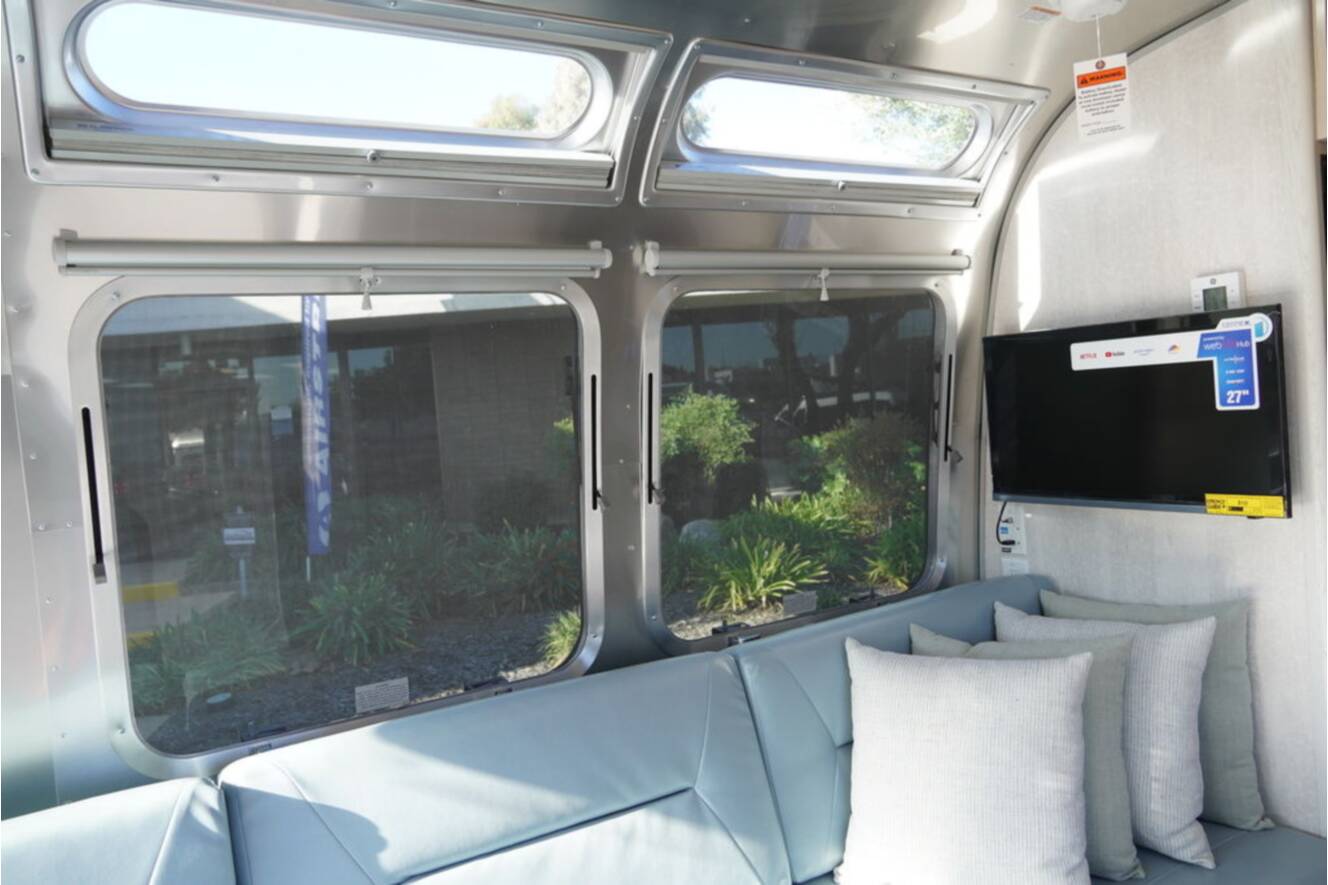 A photo of this 2026 Airstream International 25FBT Hatch