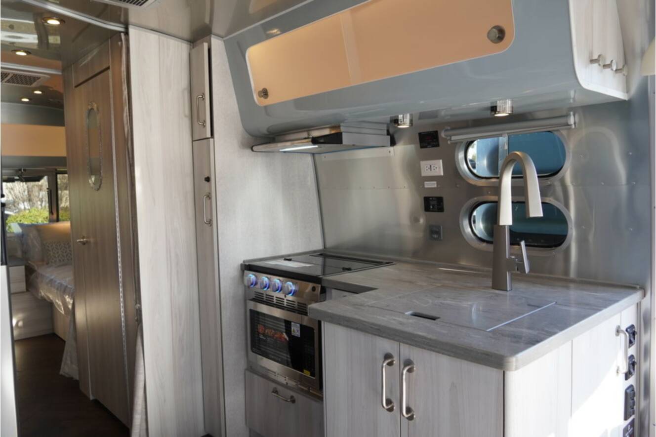 A photo of this 2026 Airstream International 25FBT Hatch
