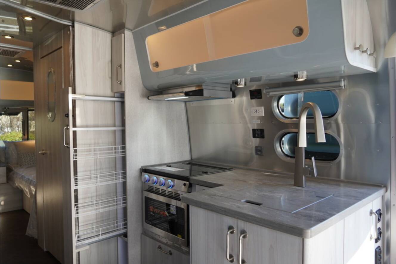 A photo of this 2026 Airstream International 25FBT Hatch