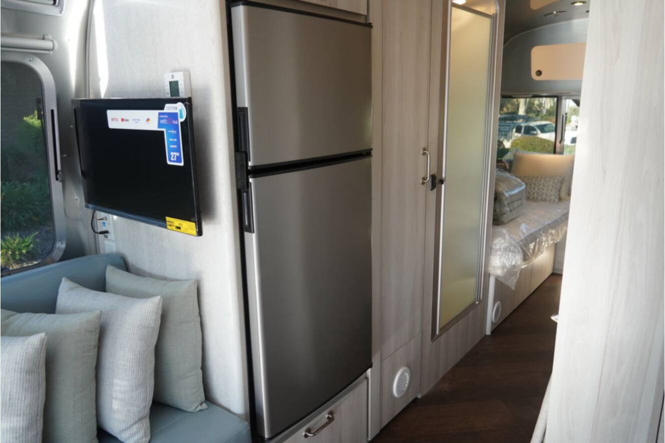 A photo of this 2026 Airstream International 25FBT Hatch