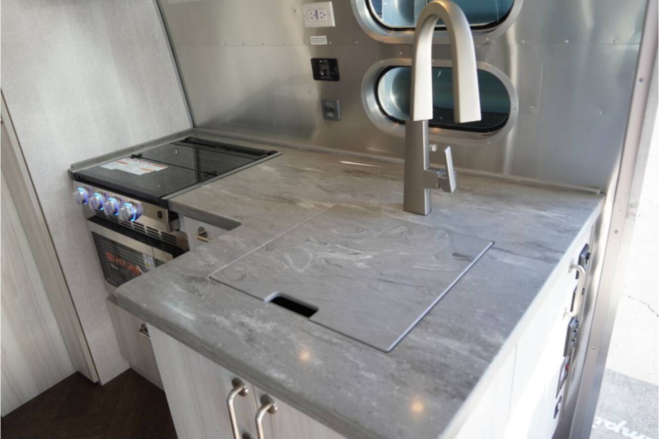 A photo of this 2026 Airstream International 25FBT Hatch