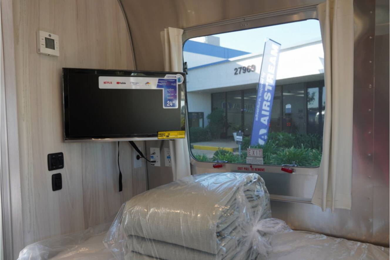 A photo of this 2026 Airstream International 25FBT Hatch