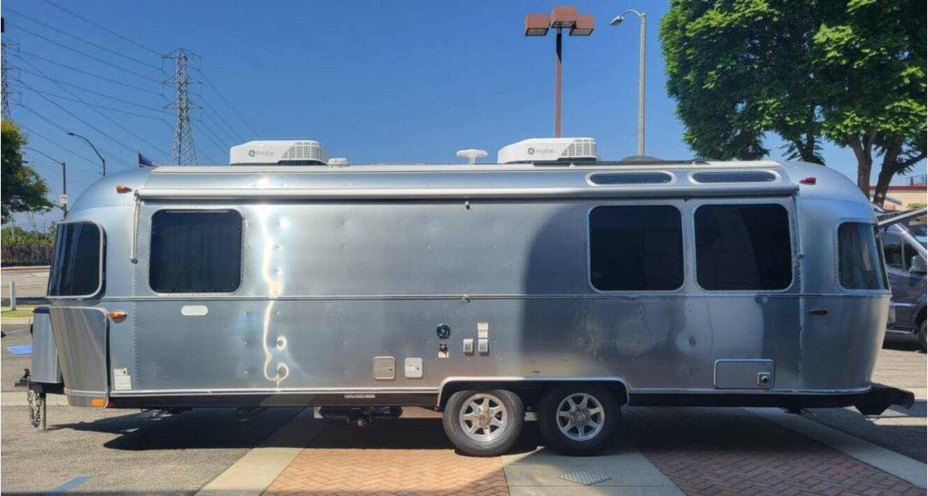 A photo of this 2026 Airstream Flying Cloud 27FB Queen Hatch