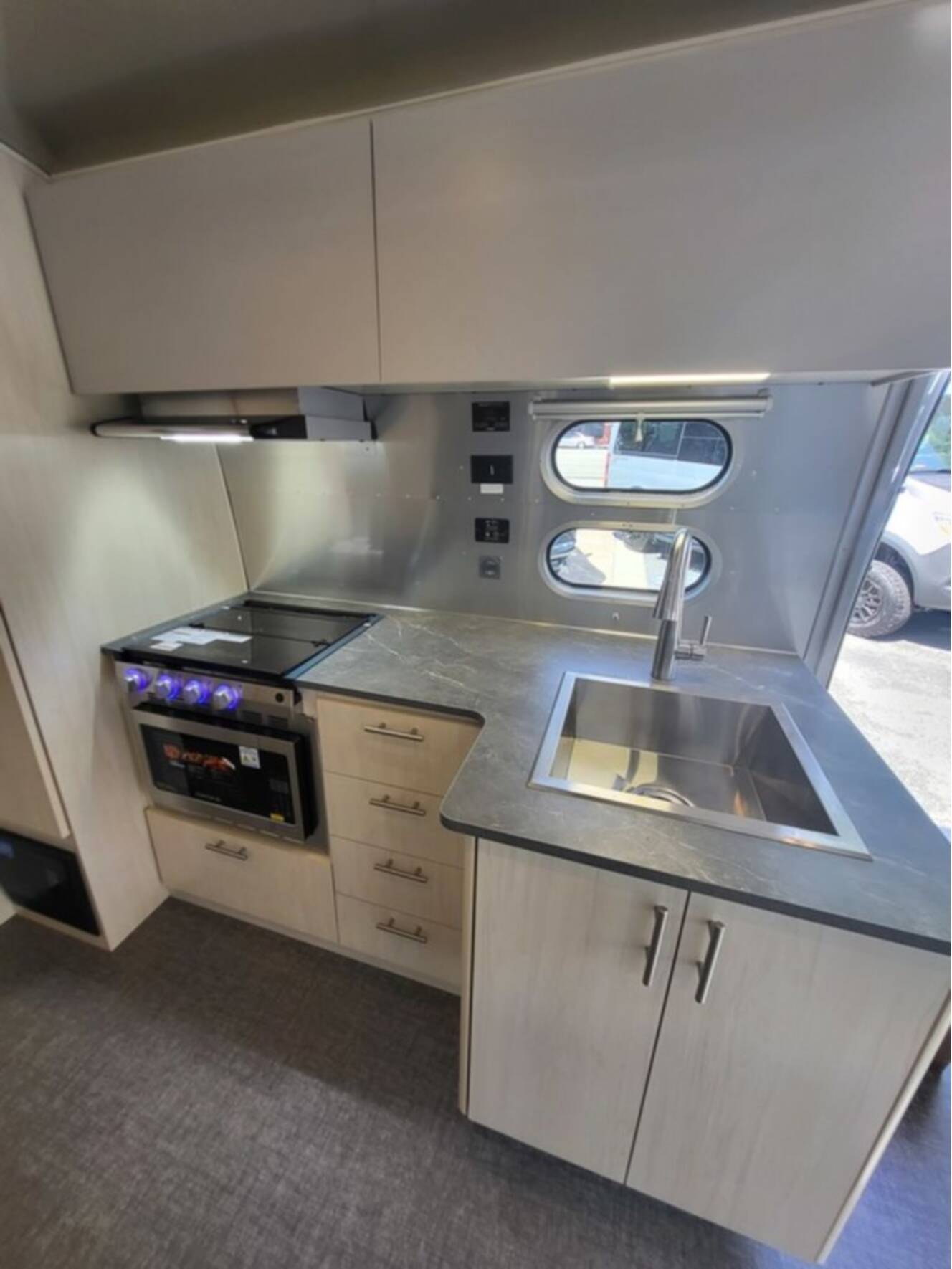A photo of this 2026 Airstream Flying Cloud 27FB Queen Hatch