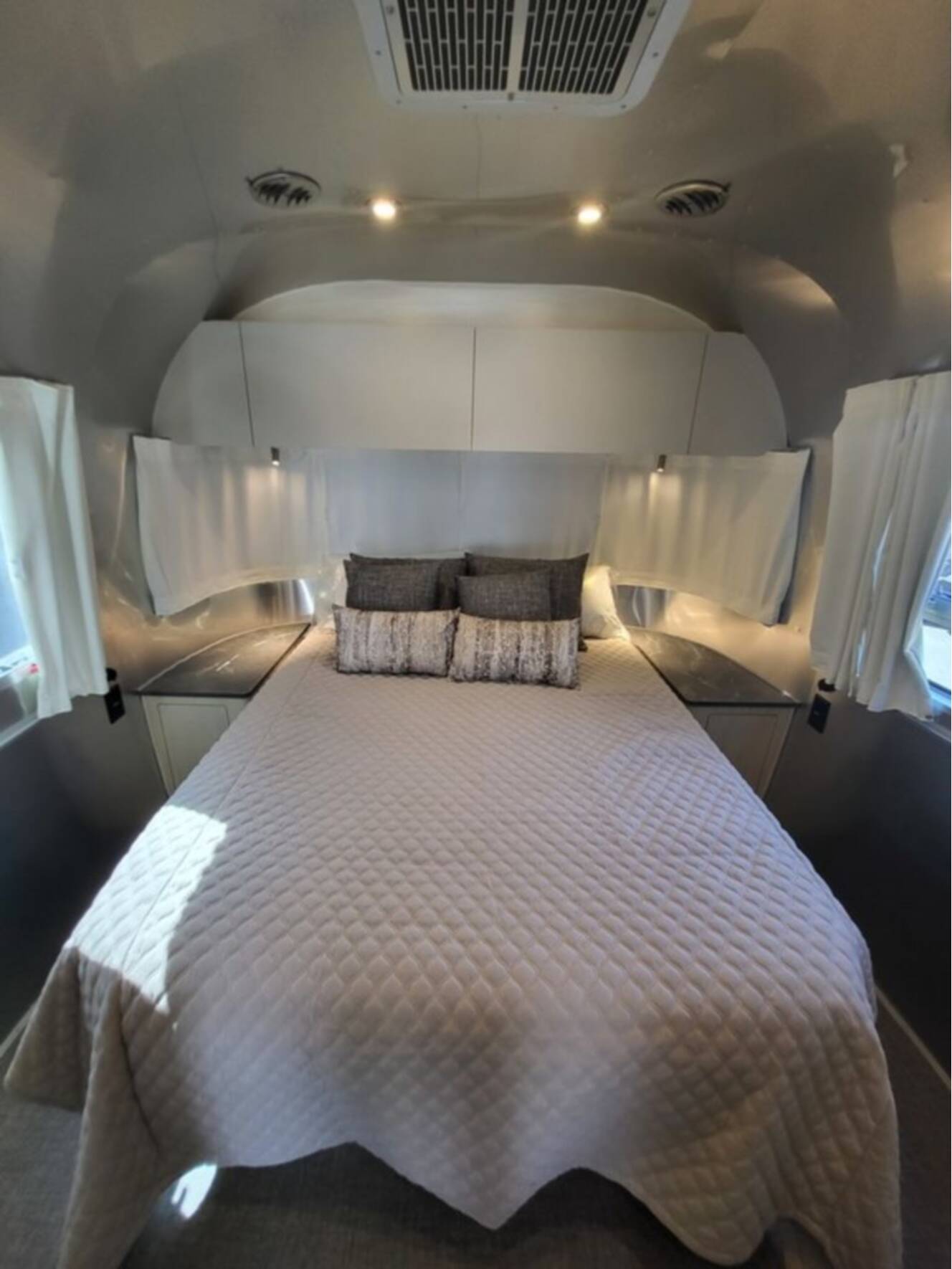 A photo of this 2026 Airstream Flying Cloud 27FB Queen Hatch