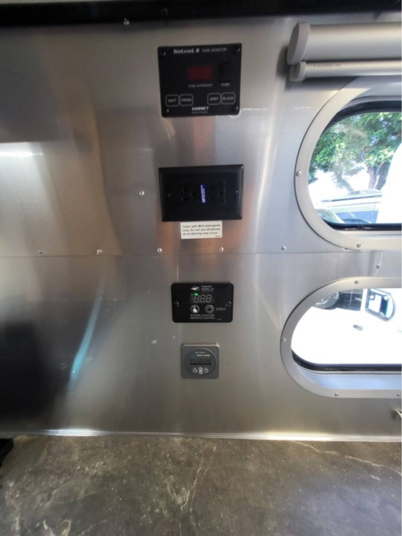 A photo of this 2026 Airstream Flying Cloud 27FB Queen Hatch