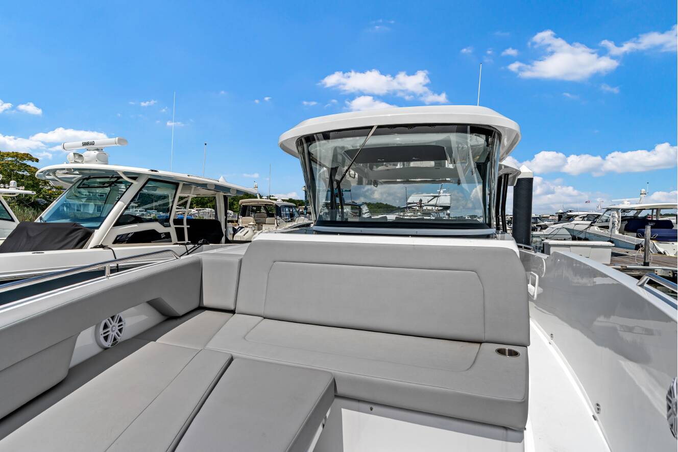 A photo of this 2026 Cruisers Yachts 38 VTR