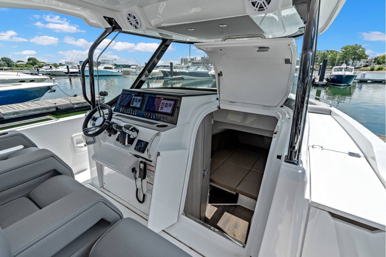 A photo of this 2026 Cruisers Yachts 38 VTR