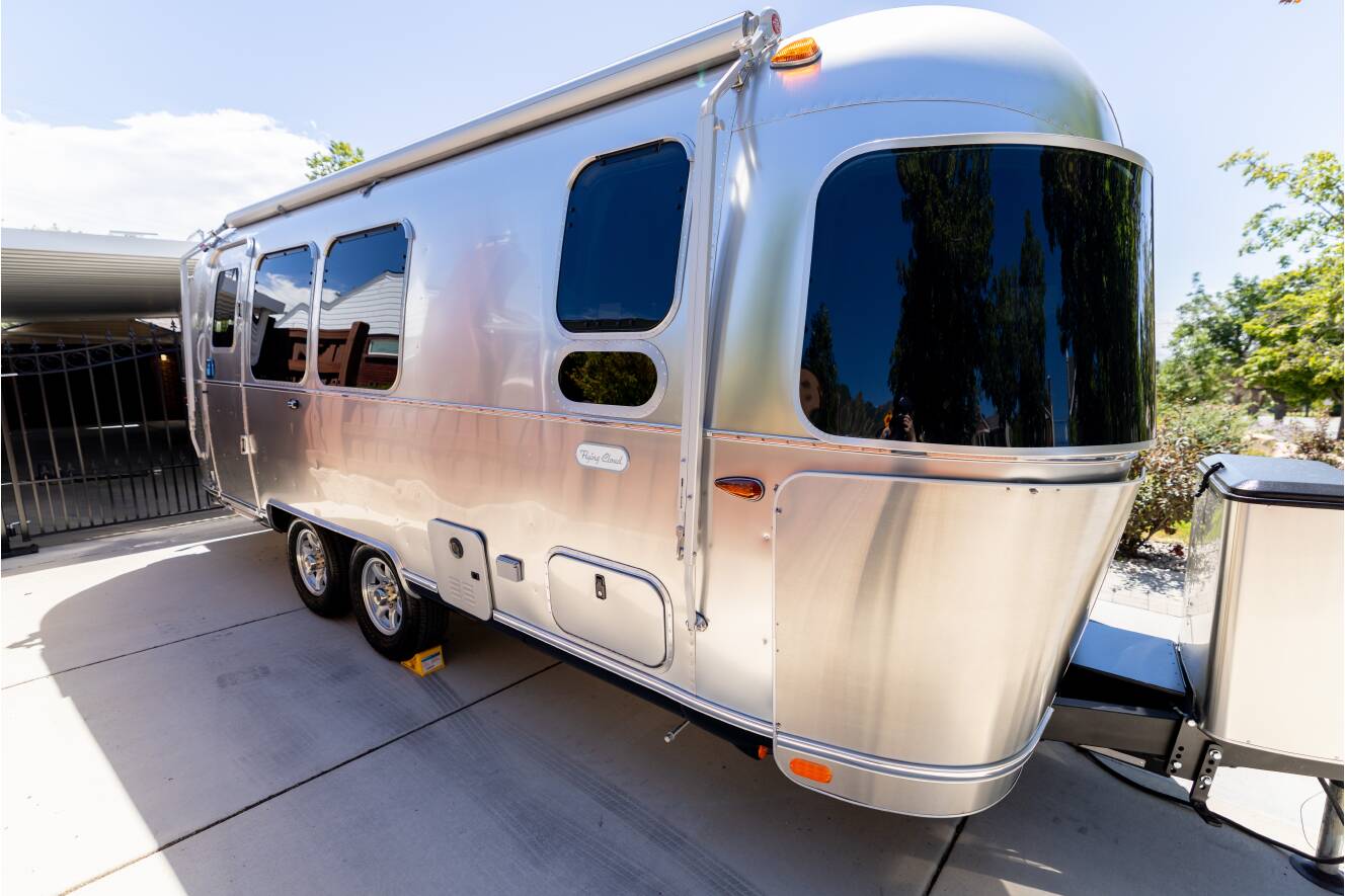 A photo of this 2025 Airstream FLYING CLOUD 23FB TWIN