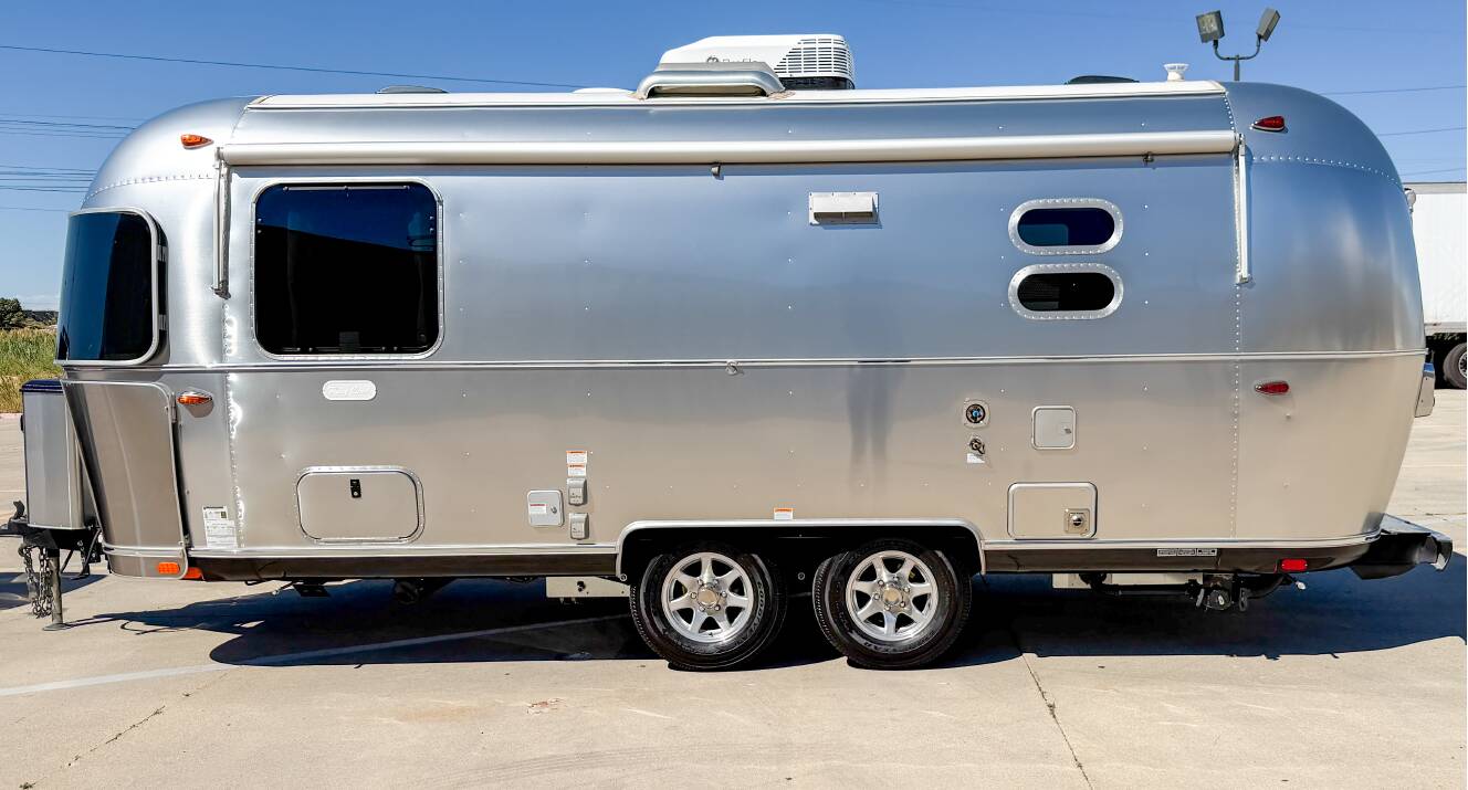 A photo of this 2025 Airstream FLYING CLOUD 23FB TWIN